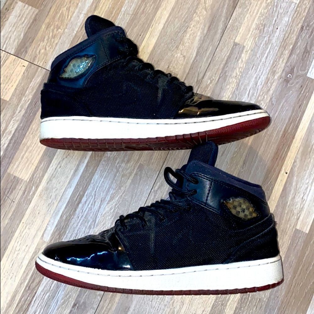Jordan sneakers ones retros black and red retro mids
